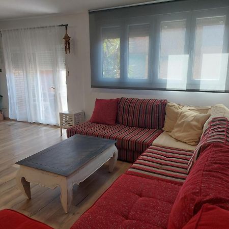 Family Apartment Andrea Alaquas Exteriör bild