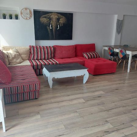 Family Apartment Andrea Alaquas Exteriör bild