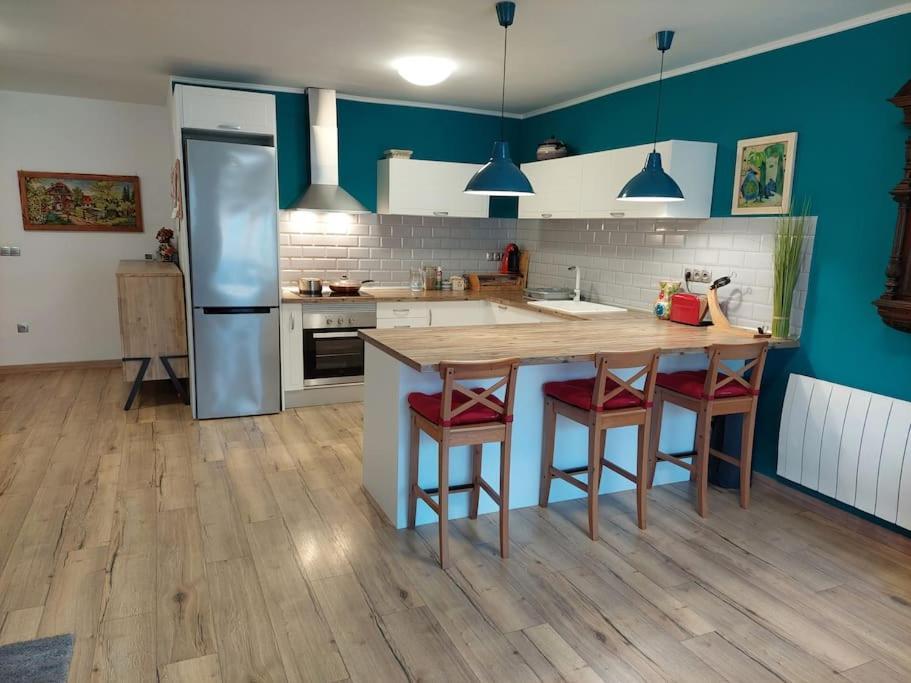 Family Apartment Andrea Alaquas Exteriör bild