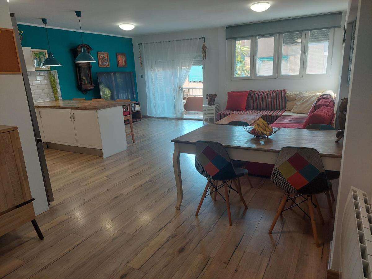 Family Apartment Andrea Alaquas Exteriör bild