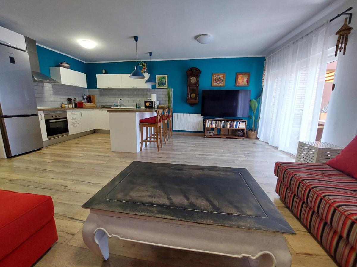 Family Apartment Andrea Alaquas Exteriör bild